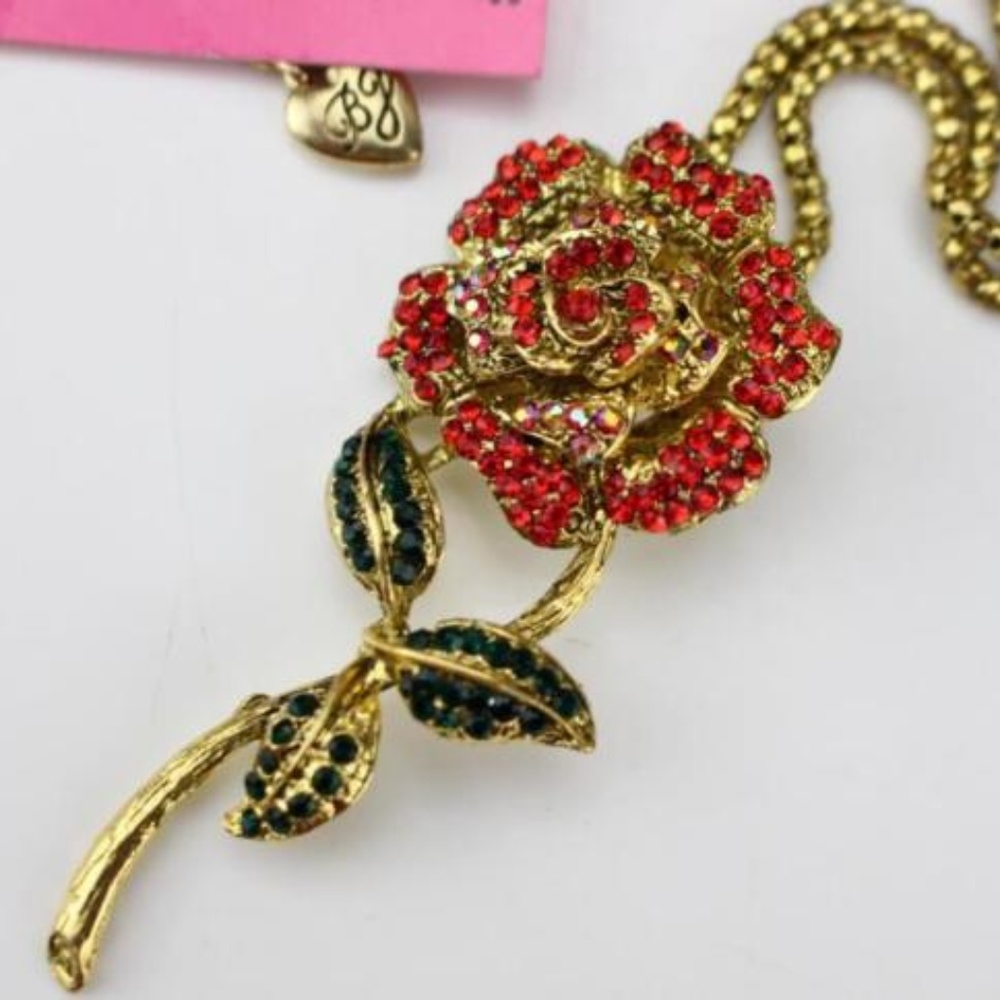 Red rhinestone rose necklace